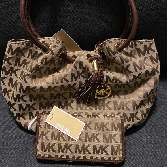 Michael Kors bag and wallet. - Picture 1 of 1